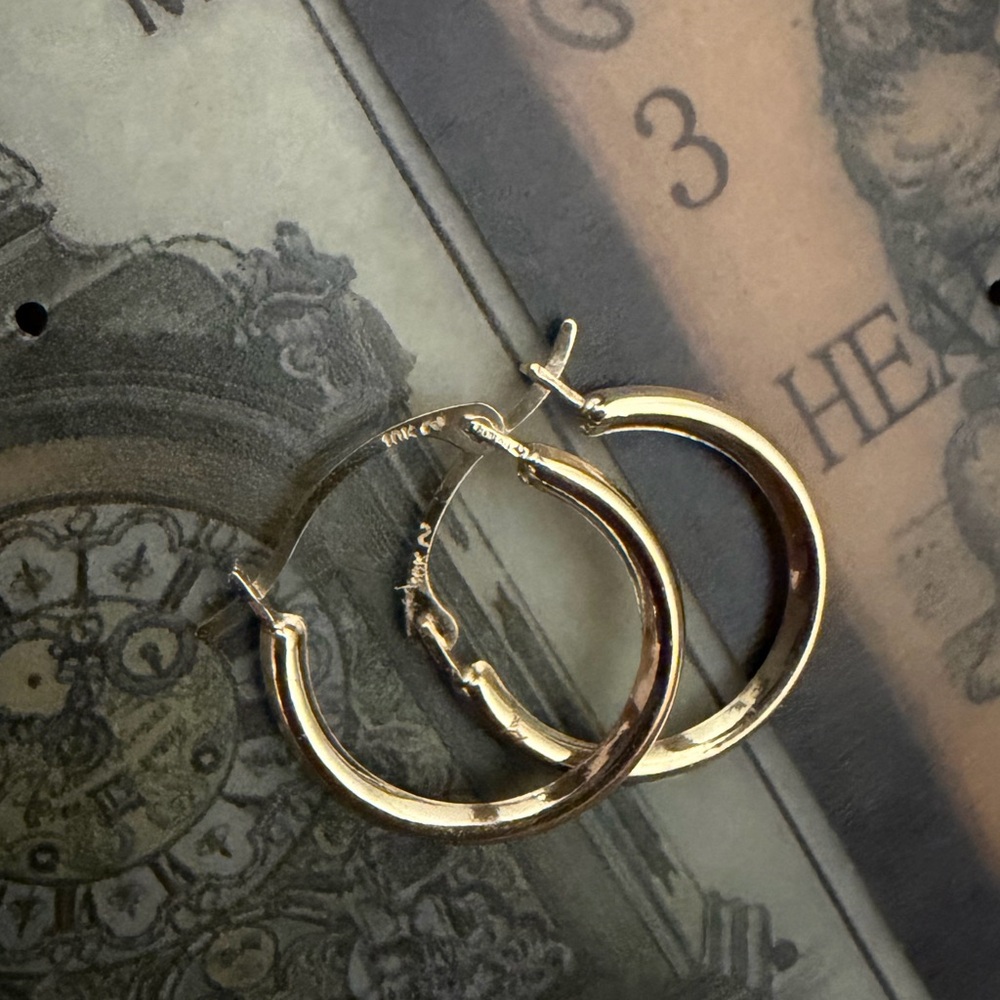 10kt solid yellow Gold small Hoop Earrings dainty stackable estate vintage - Picture 4 of 6